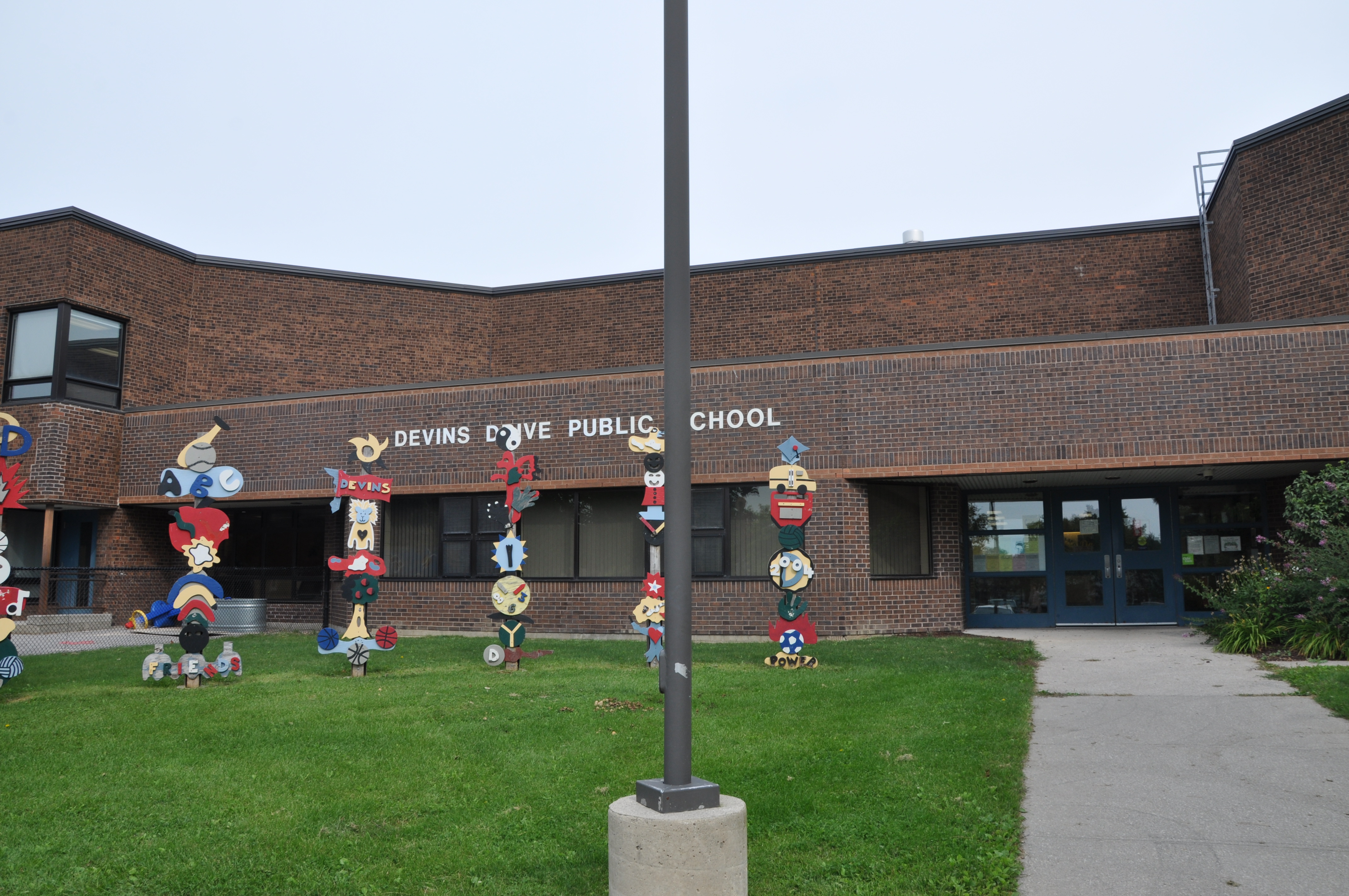Devins Drive Public School Photo