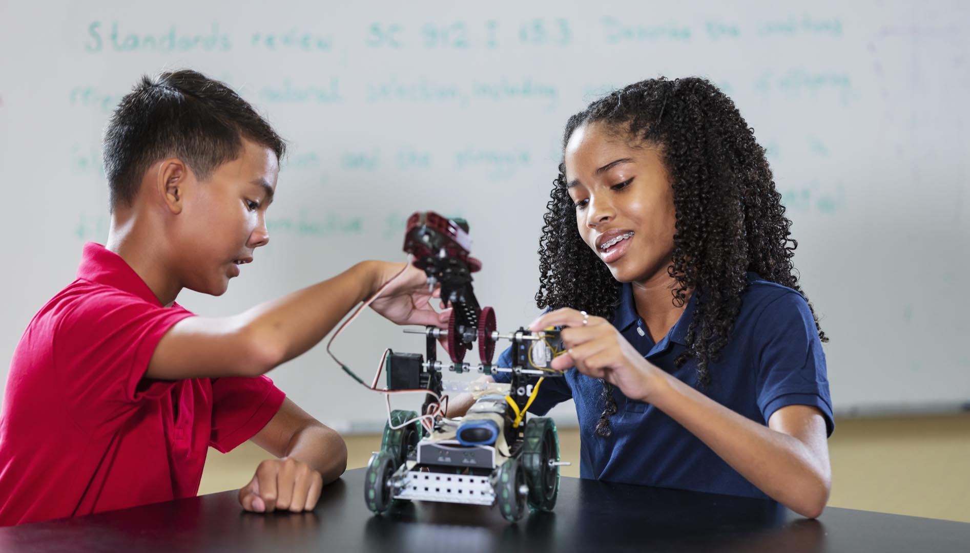 elementary students robotics classroom
