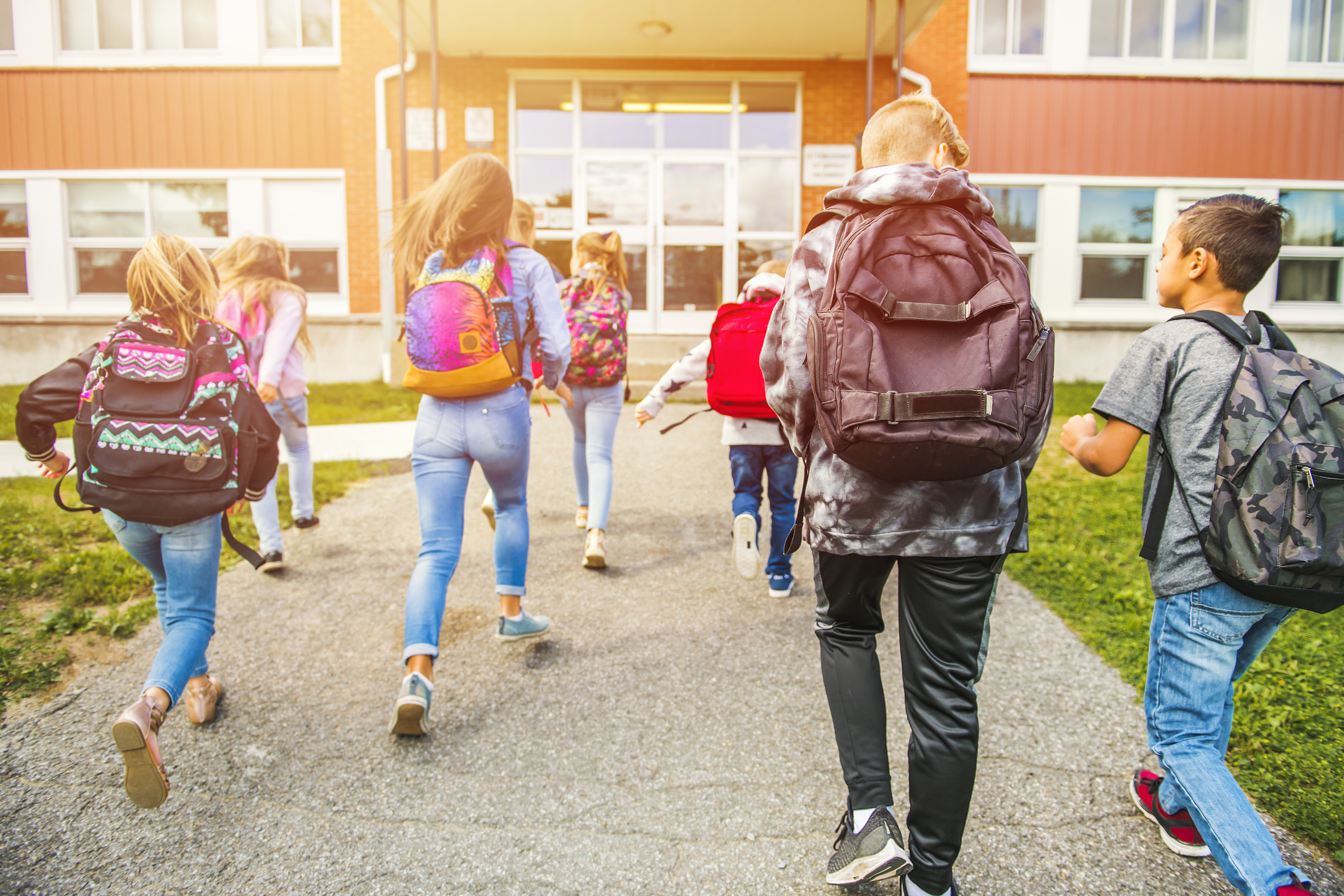 elementary students walking to the entrance to school