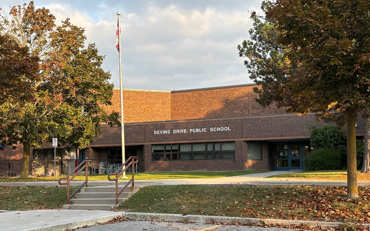 Devins Drive Public School Photo