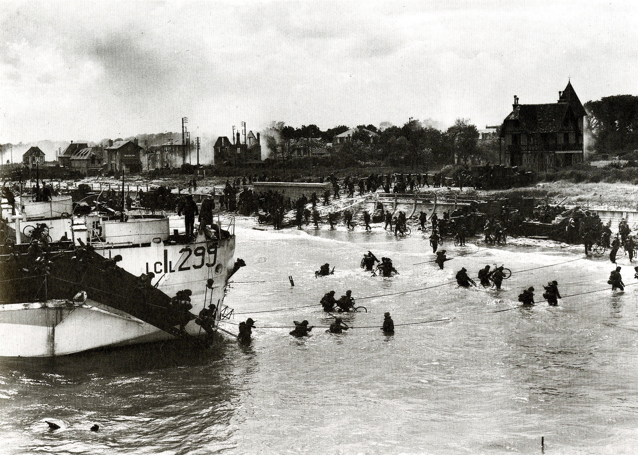 Photo of Canadians fighting at Juno Beach